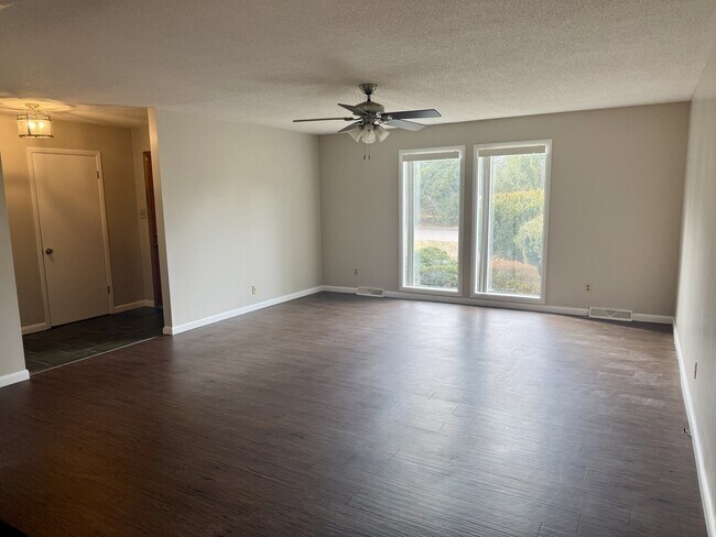 Building Photo - 928 Roderick Rd