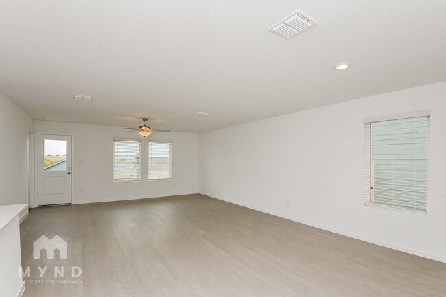 Foto del edificio - 2721 Mistwood Dr