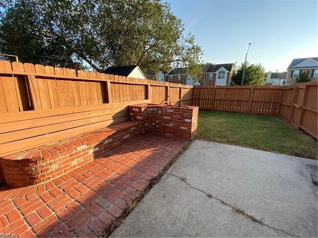Building Photo - 420 Greenview Dr