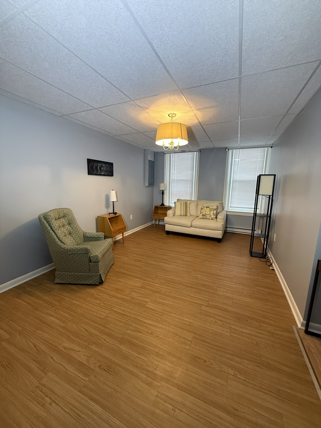 Foto principal - 147 S Main St