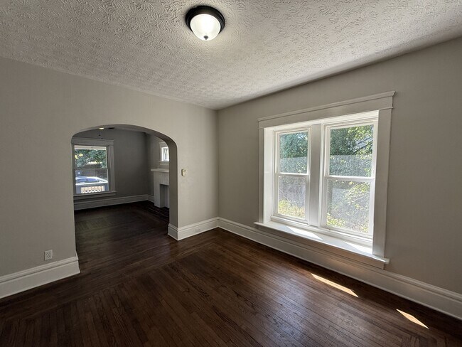 Building Photo - 842 Kenyon St