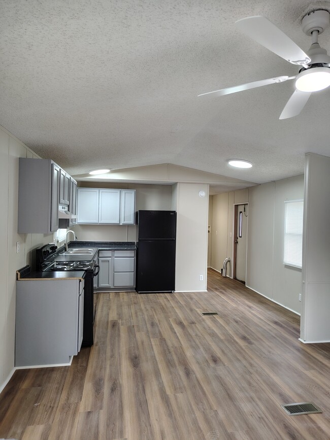 Building Photo - 13 Ez Ln