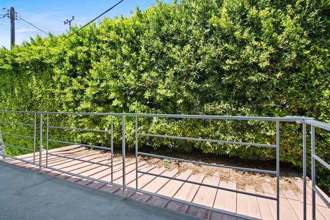 Building Photo - 978 Barrington - steps to San Vicente in p...