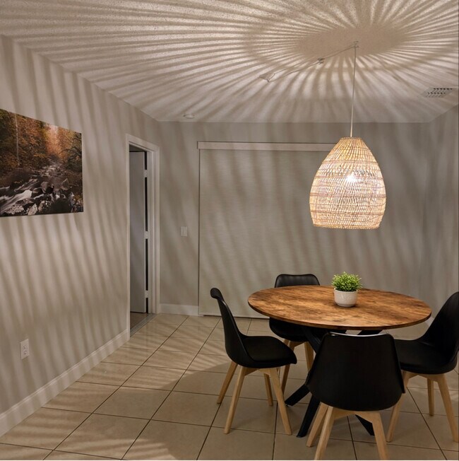 Foto del edificio - 9683 Hollyhill Dr