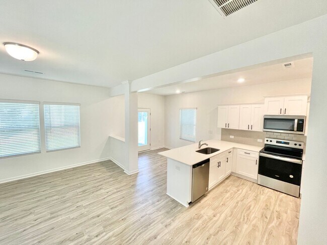Foto del edificio - 3 Bedroom paired home with 2 car garage minutes from shopping and  I-85 - AVAILABLE NOW