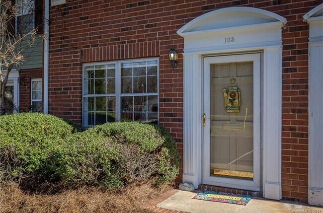Entrance - 1300 Larchmont Pl