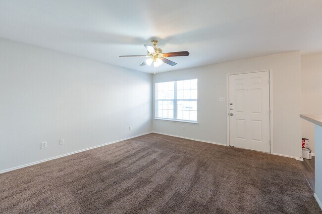 Foto del edificio - Spacious 4-Bedroom Home with Private Fenced Yard in Fort Worth