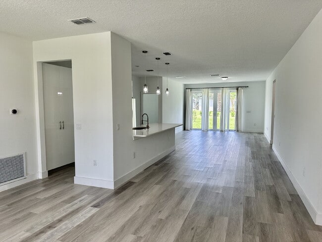 Building Photo - Private Master Bedroom and Bathroom available in a Large, Modern Home. The Master Bedroom feature...