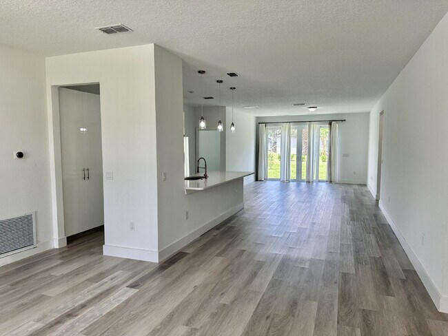 Foto del edificio - Private Master Bedroom and Bathroom available in a Large, Modern Home. The Master Bedroom feature...