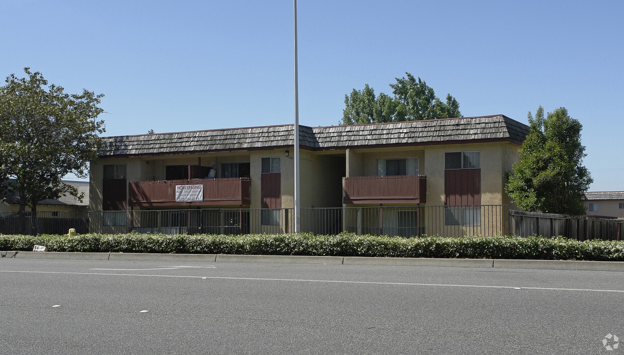 Primary Photo - Dee Apartments