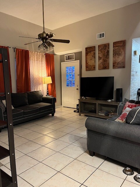 Foto del edificio - 23130 Dover Dr