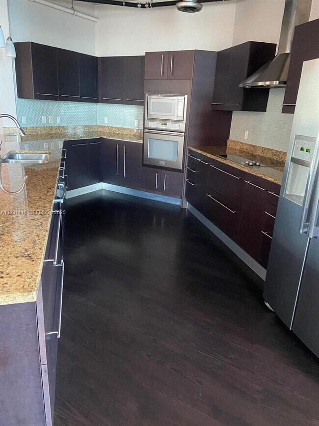 Foto del edificio - 700 NE 25th St