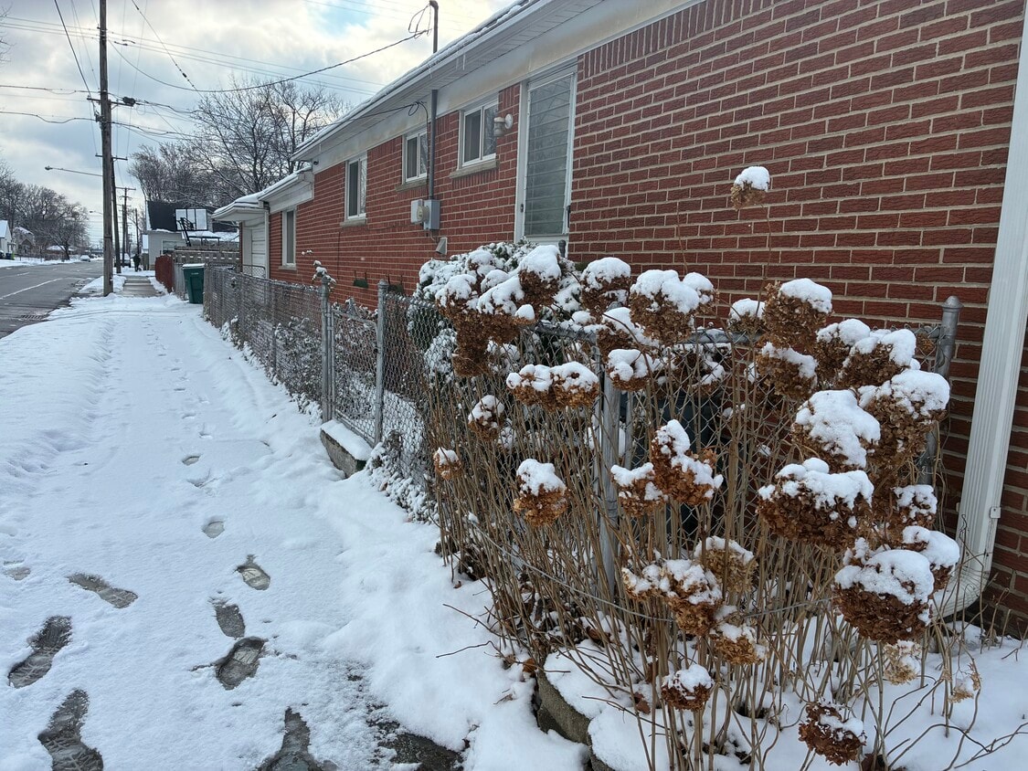 Foto principal - 1353 Stewart Ave