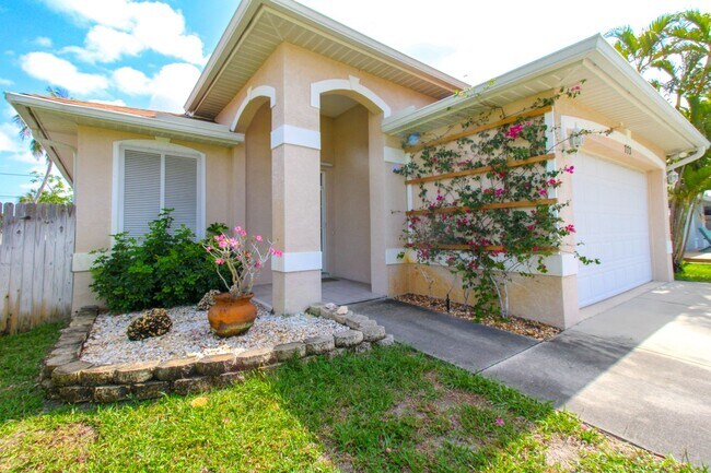 Building Photo - ** FULLY FURNISHED NAPLES PARK 3/2 POOL HO...