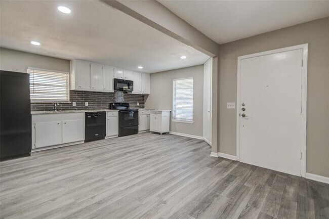 Building Photo - 5 Ellis Cir