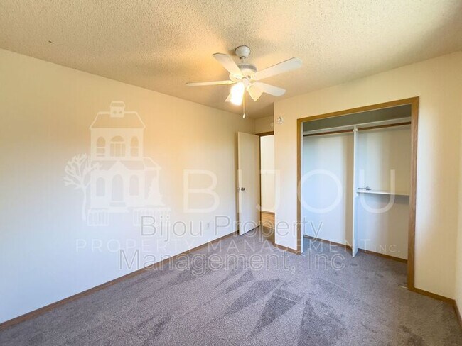 Building Photo - 3815 Valley View St