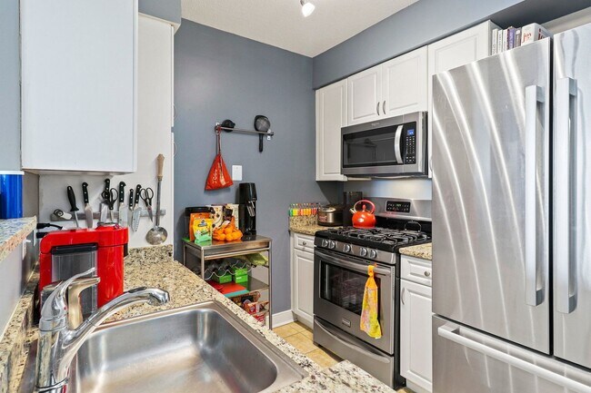 Foto del edificio - 2 Bedroom 2 Bath Condo Open Floor-plan, Stainless Steel Appliances, Pool, Concierge and More