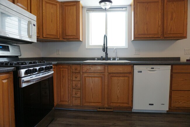 Building Photo - 4 Bedroom 2 Bath West Jordan Home
