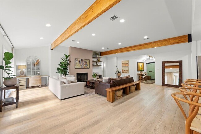 Building Photo - 802 N Wilcrest Dr