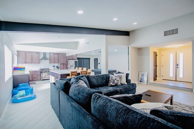 Foto del edificio - Modern 3 Bd, 2.5 Bth, Remodeled Open Floor plan Chef's Kitchen