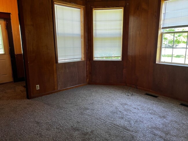 Building Photo - 2 Bedroom on the Southside