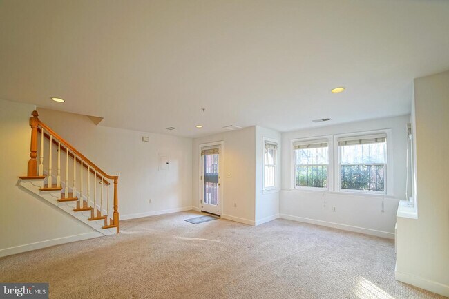 Foto del edificio - 806 Constitution Ave NE