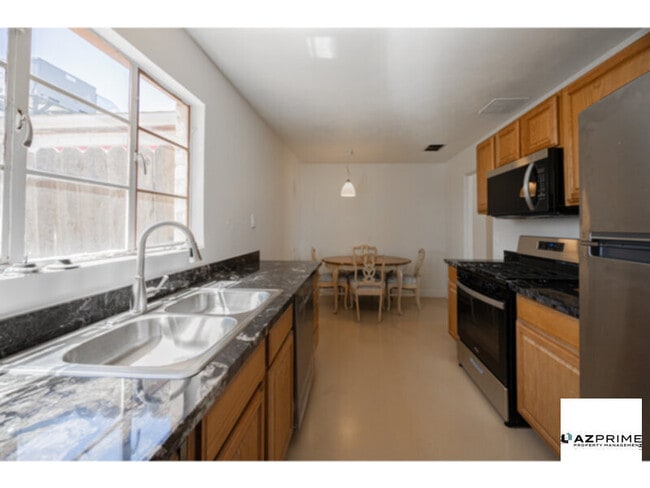 Building Photo - Welcome to this Charming 2/1 Phoenix Duplex Unit!