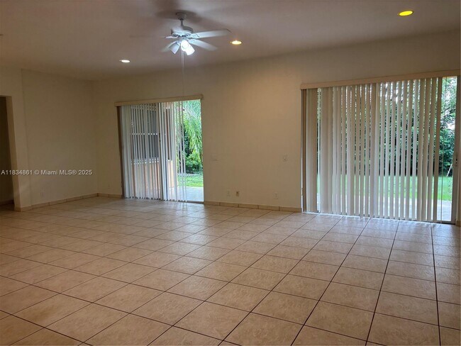 Foto del edificio - 952 Sunflower Cir