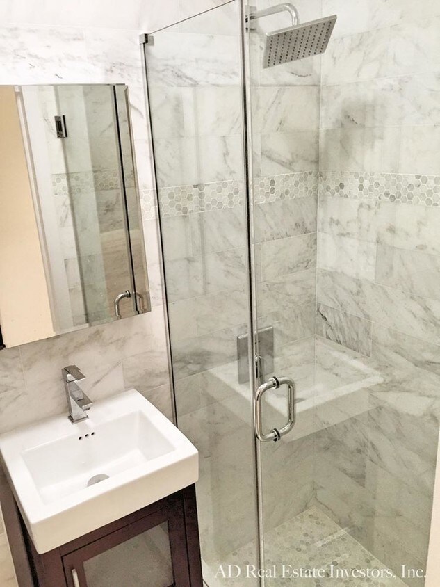 Foto principal - 3 bedroom in New York NY 10013