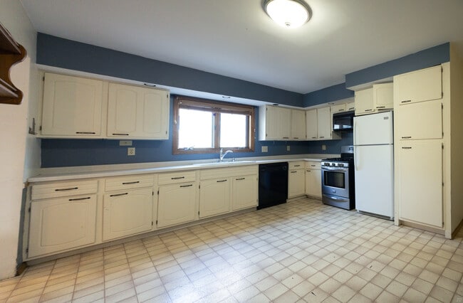 Building Photo - 619 W Baraga Ave