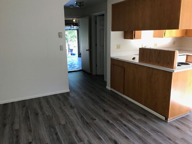 Foto del edificio - 3 bedroom 2 bath Thurston Hills town house