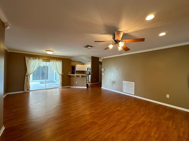 Foto del edificio - Stunning 3-bedroom, 2-bathroom, home with ...