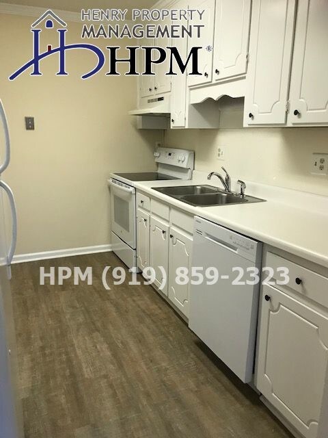 Foto del edificio - 107 Twin Oaks Pl