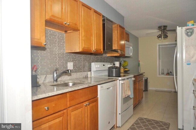 Building Photo - TOWNHOME IN BETHESDA