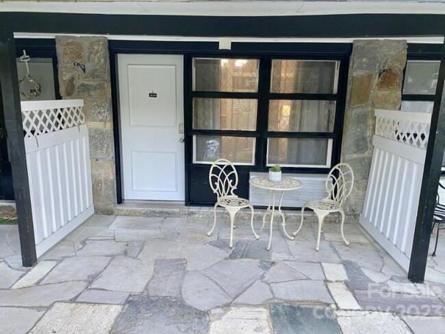 Foto del edificio - 1150 W Blue Ridge Rd