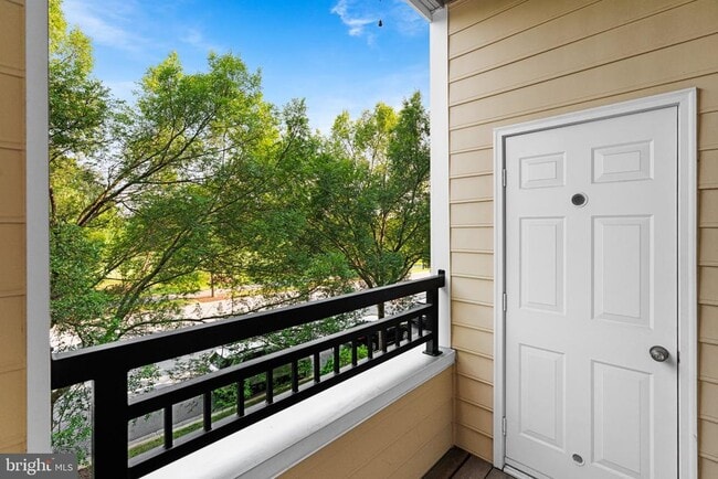 Building Photo - 701 Fallsgrove Dr