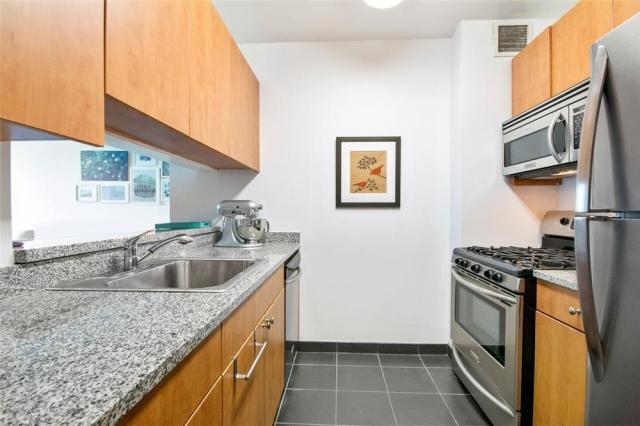 Foto del edificio - 1 bedroom in LONG ISLAND CITY NY 11109