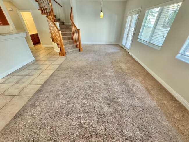 Foto del edificio - HERE'S THE PERFECT PLACE TO CALL HOME! 3 BEDROOM 2.5 BATHROOM TWO STORY TOWNHOUSE,