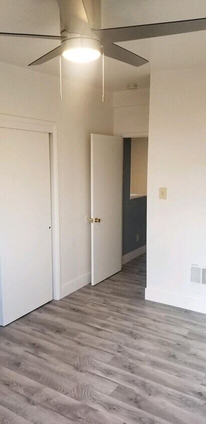 Building Photo - 1BR/1BA Apartment Available Immediately