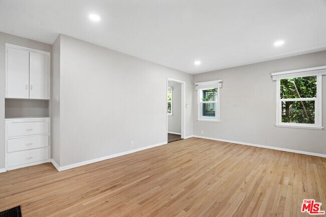 Foto del edificio - 815 Crestmoore Pl