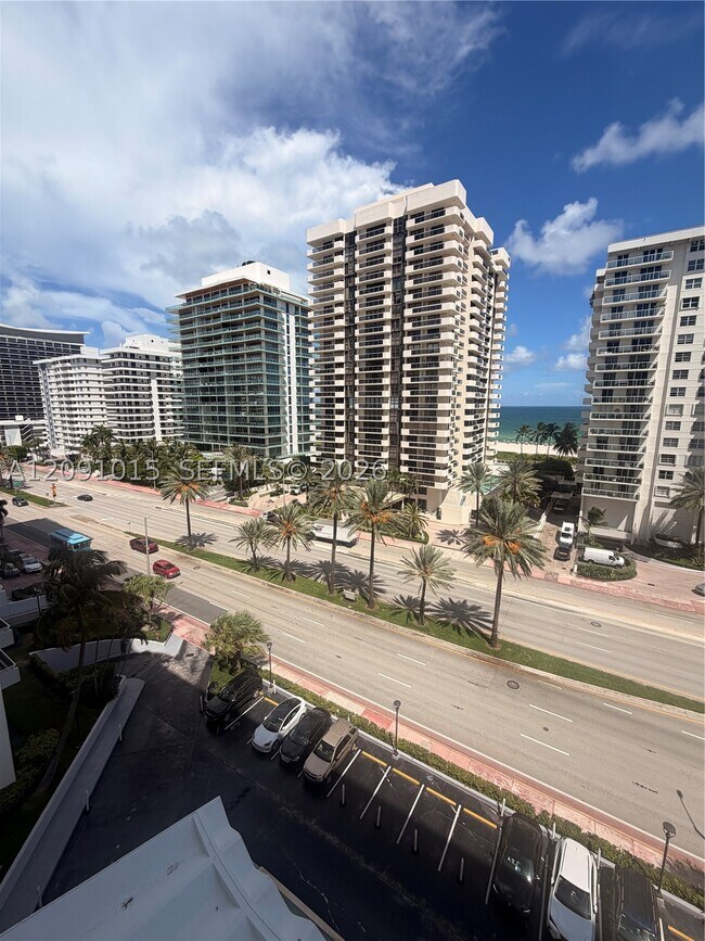 Foto del edificio - 5700 Collins Ave