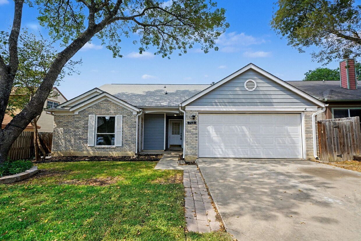Foto principal - Great Home Near Randolph AFB - Realtor Com...