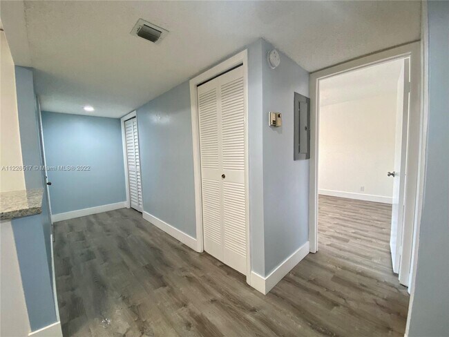 Building Photo - 370 Racquet Club Rd