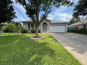 Building Photo - 2208 Wildwood Ln