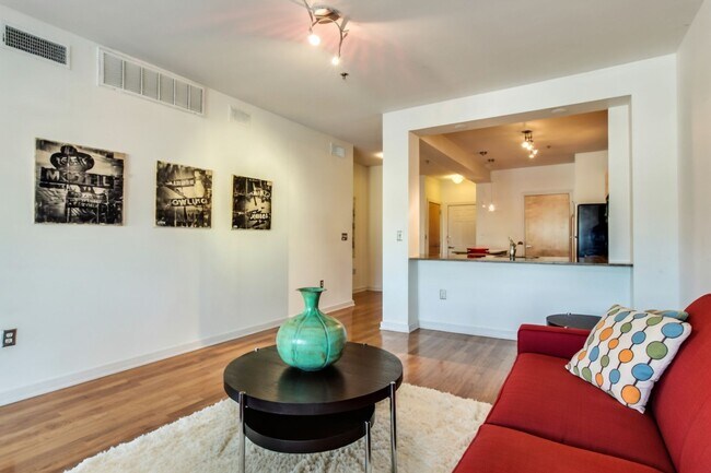 Foto del edificio - Beautiful 3 Bedroom Condo in Midtown