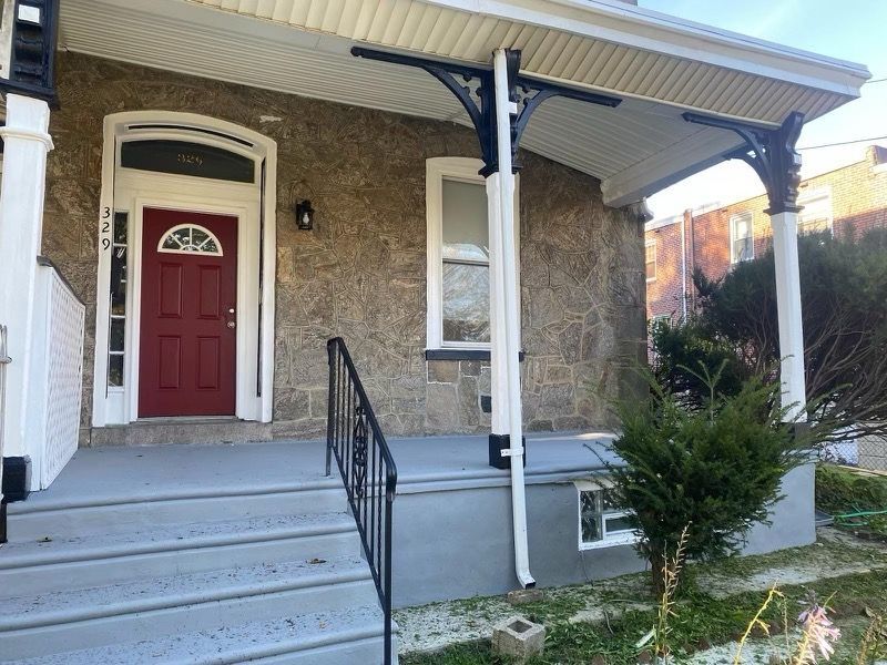 Primary Photo - 329 E Walnut Ln