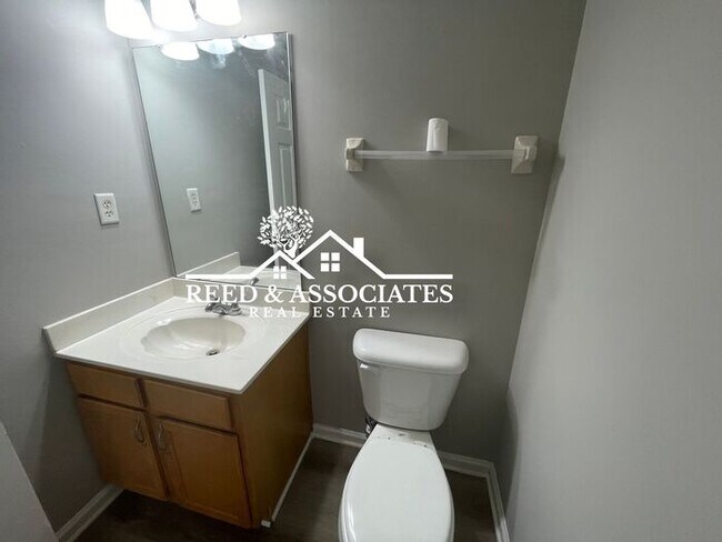 Foto del edificio - 2-Story Home Located in Quiet Cove!