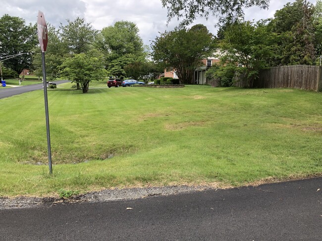 Lawn - 14601 Perrywood Dr