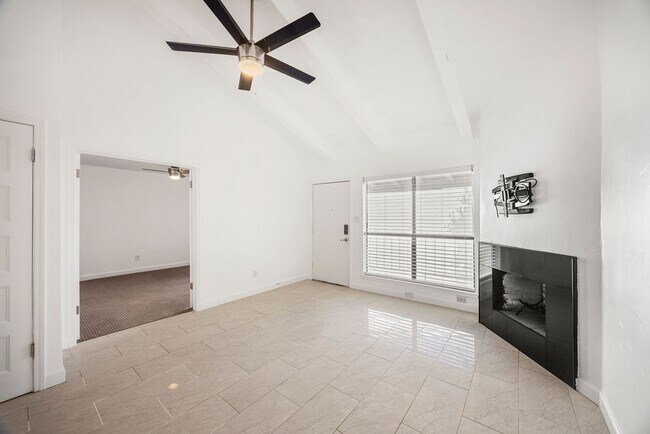 Foto del edificio - 5711 Sugar Hill Dr