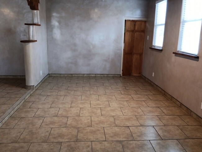 Building Photo - Charming 3 bedroom 1 bath in Santa Fe! Sho...